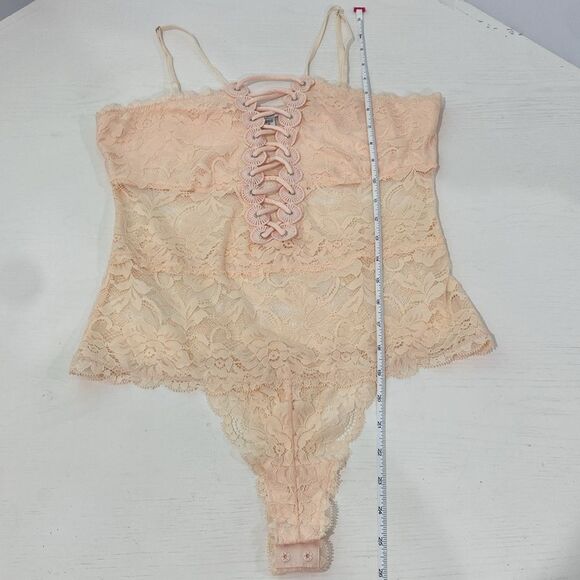 Guess Peach Lace Bodysuit Lace-Up Front Lined Top Sheer Bottom Snap Crotch M - Picture 7 of 8